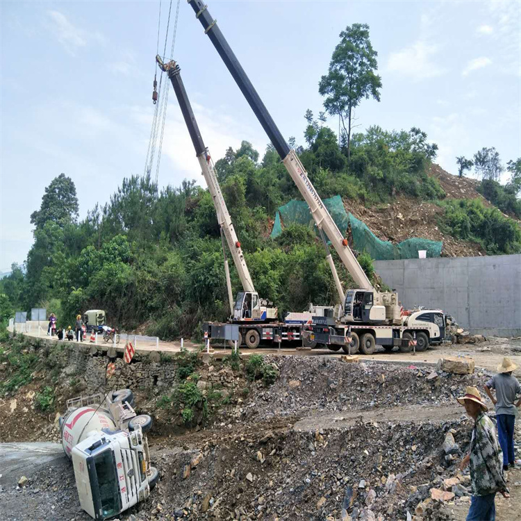 嘉积镇汽车掉沟里叫吊车救援要多少钱
